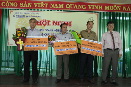 Hội nghị tôn vinh doanh nghiệp của tỉnh đạt Giải thưởng chất lượng Quốc gia năm 2017 và phát động Giải thưởng chất lượng Quốc gia năm 2018