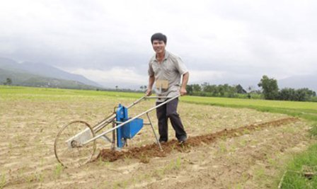 'Kỹ sư chân đất' chế xe gieo đậu