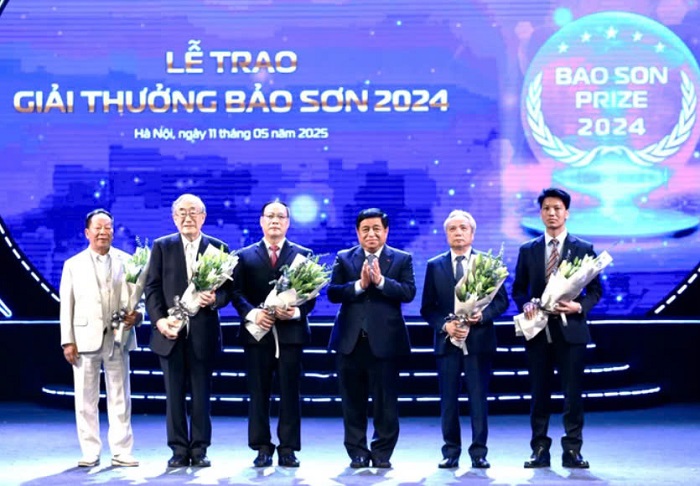 Khích lệ các nhà khoa học phát huy tài năng trí tuệ, đóng góp cho đất nước