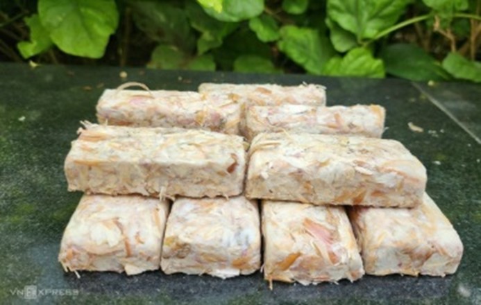 Sử dụng vỏ tỏi để sản xuất than nén