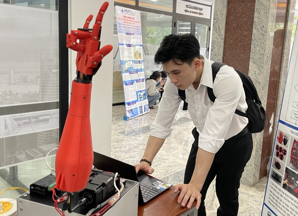 Sinh viên làm cánh tay robot điều khiển bằng cử chỉ