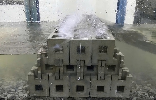 Nhà khoa học Việt làm đê rỗng ngăn sạt lở bờ sông, biển