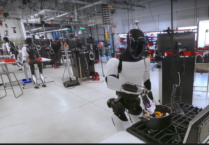 Robot Optimus học nấu ăn, dùng lò vi sóng