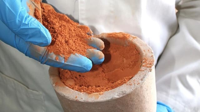 Biến đất sét cấp thấp thành xi măng bền chắc cho công trình xây dựng xanh