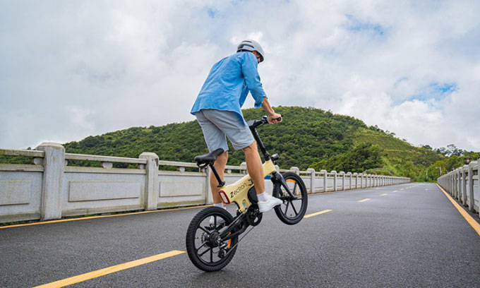Xe đạp điện gấp có thể chạy 120km sau một lần sạc