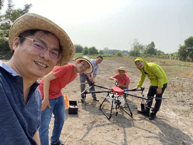 Chàng trai Việt phát triển drone làm nông nghiệp 4.0