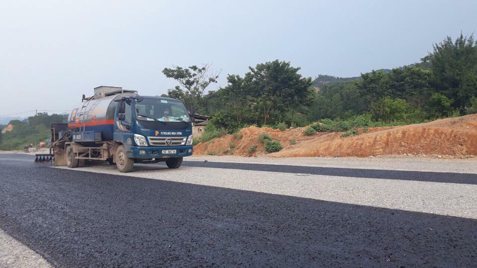 Xe phun tưới nhựa đường 5m3