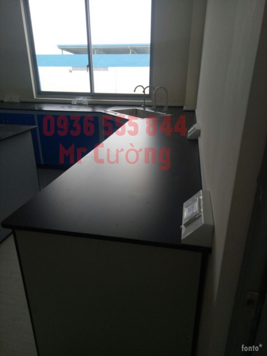 Bàn thí nghiệm trung tâm và áp tường trong phòng thí nghiệm