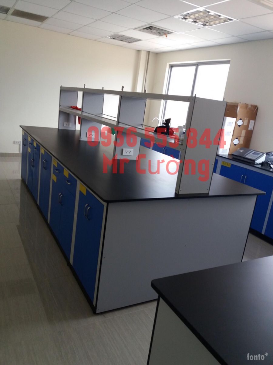 Bàn thí nghiệm trung tâm và áp tường trong phòng thí nghiệm