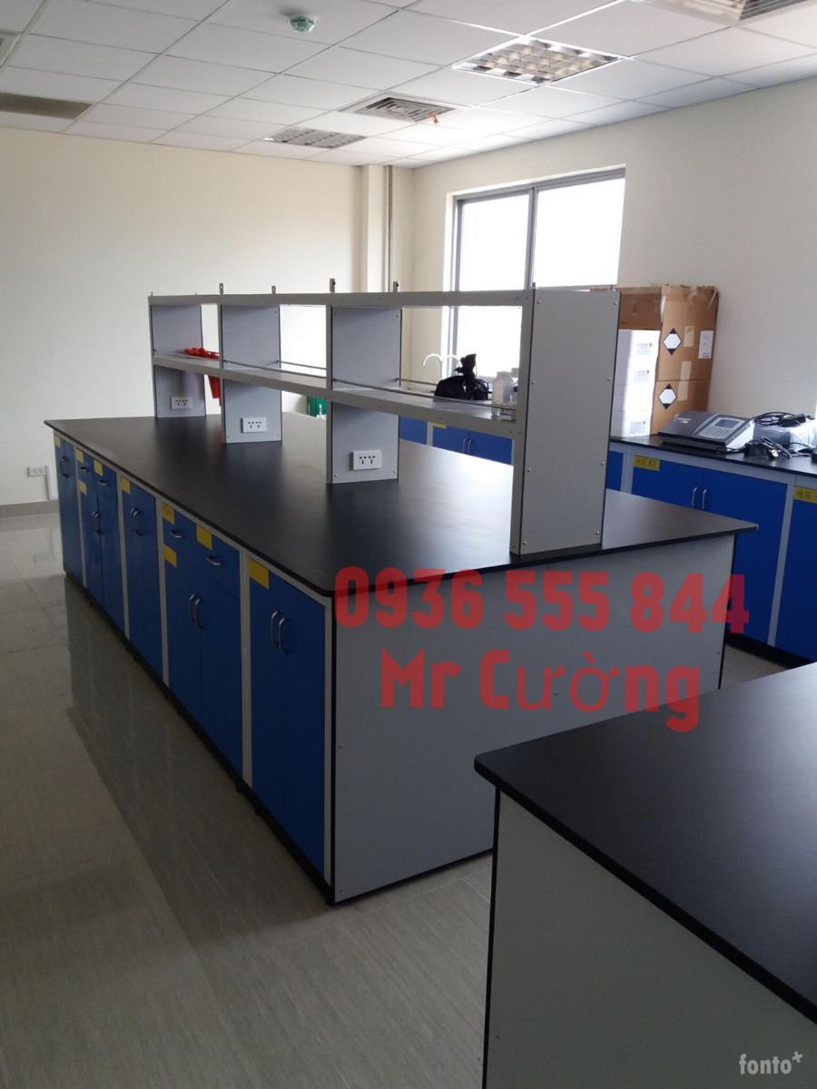 Bàn thí nghiệm trung tâm và áp tường trong phòng thí nghiệm