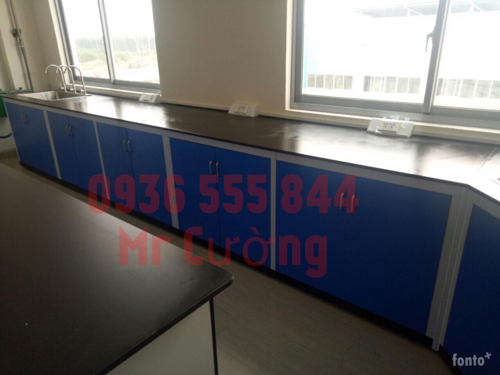 Bàn thí nghiệm trung tâm và áp tường trong phòng thí nghiệm
