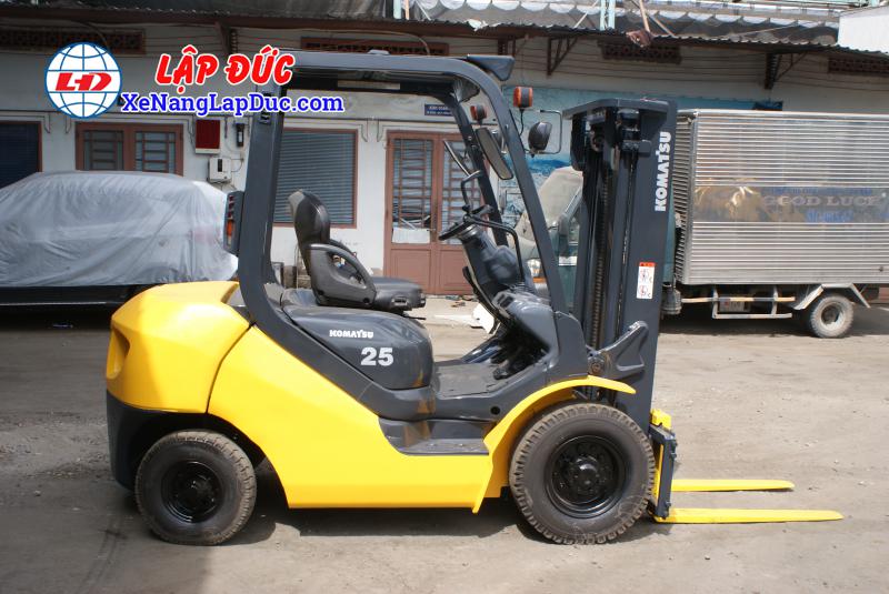 XE NÂNG DẦU 2.5 TẤN KOMATSU FD25T-17 CŨ GIÁ RẺ 