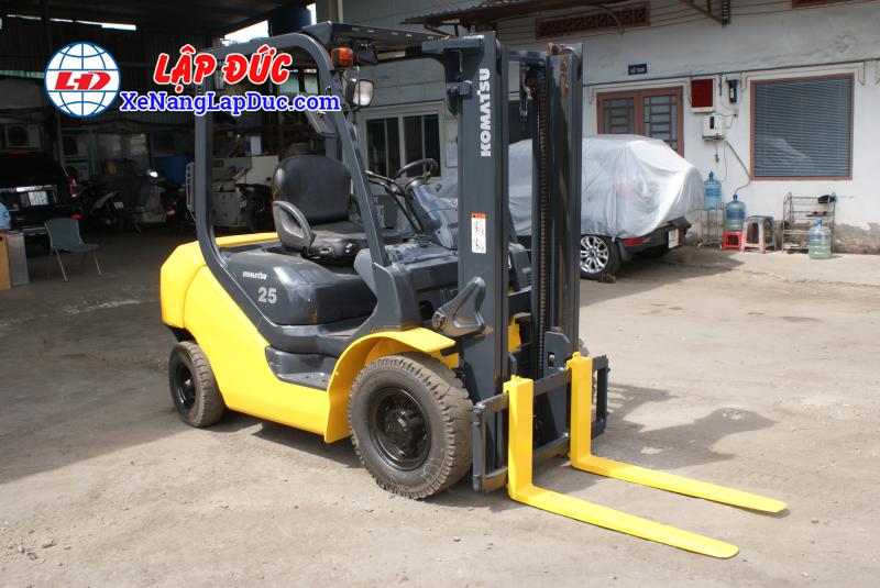 XE NÂNG DẦU 2.5 TẤN KOMATSU FD25T-17 CŨ GIÁ RẺ 