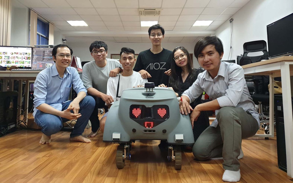 Robot bọ cánh cứng nhắc nhở mọi người đeo khẩu trang mùa dịch