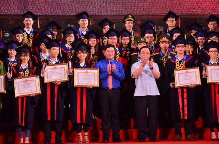 Hà Nội tuyên dương 100 thủ khoa xuất sắc năm 2016