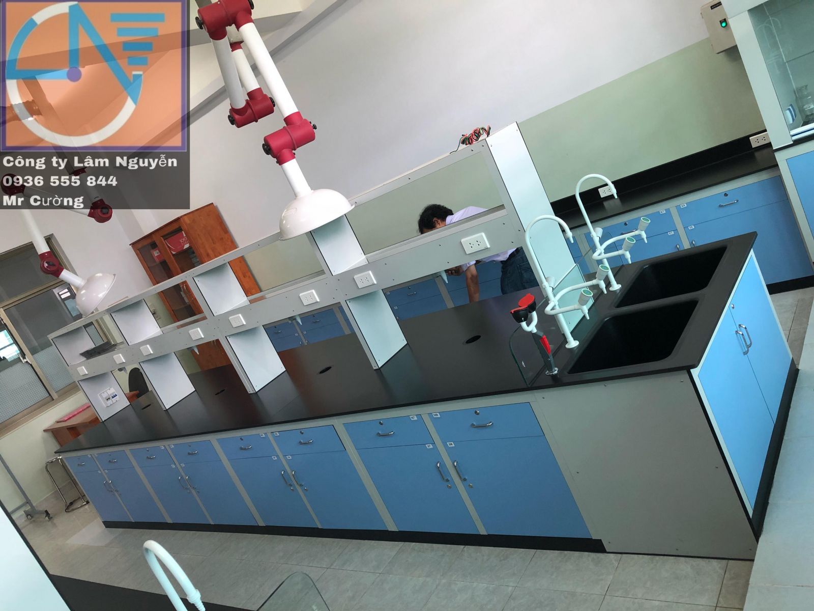 Bàn thí nghiệm trung tâm- Áp tường có tủ hút khí độc