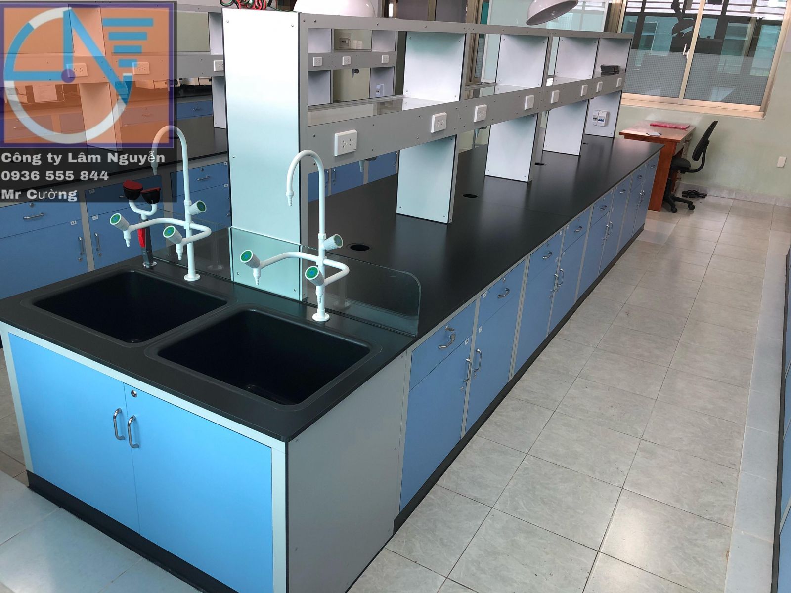 Bàn thí nghiệm trung tâm- Áp tường có tủ hút khí độc